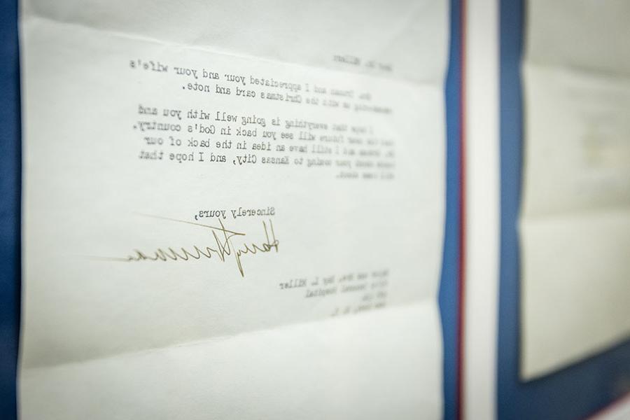 这是哈里·杜鲁门卸任总统后写给米勒一家的信, 感谢他们送的圣诞卡. (图片来源:Lauren Adams/<a href='http://a10x.lfkgw.com'>和记棋牌娱乐</a>) 